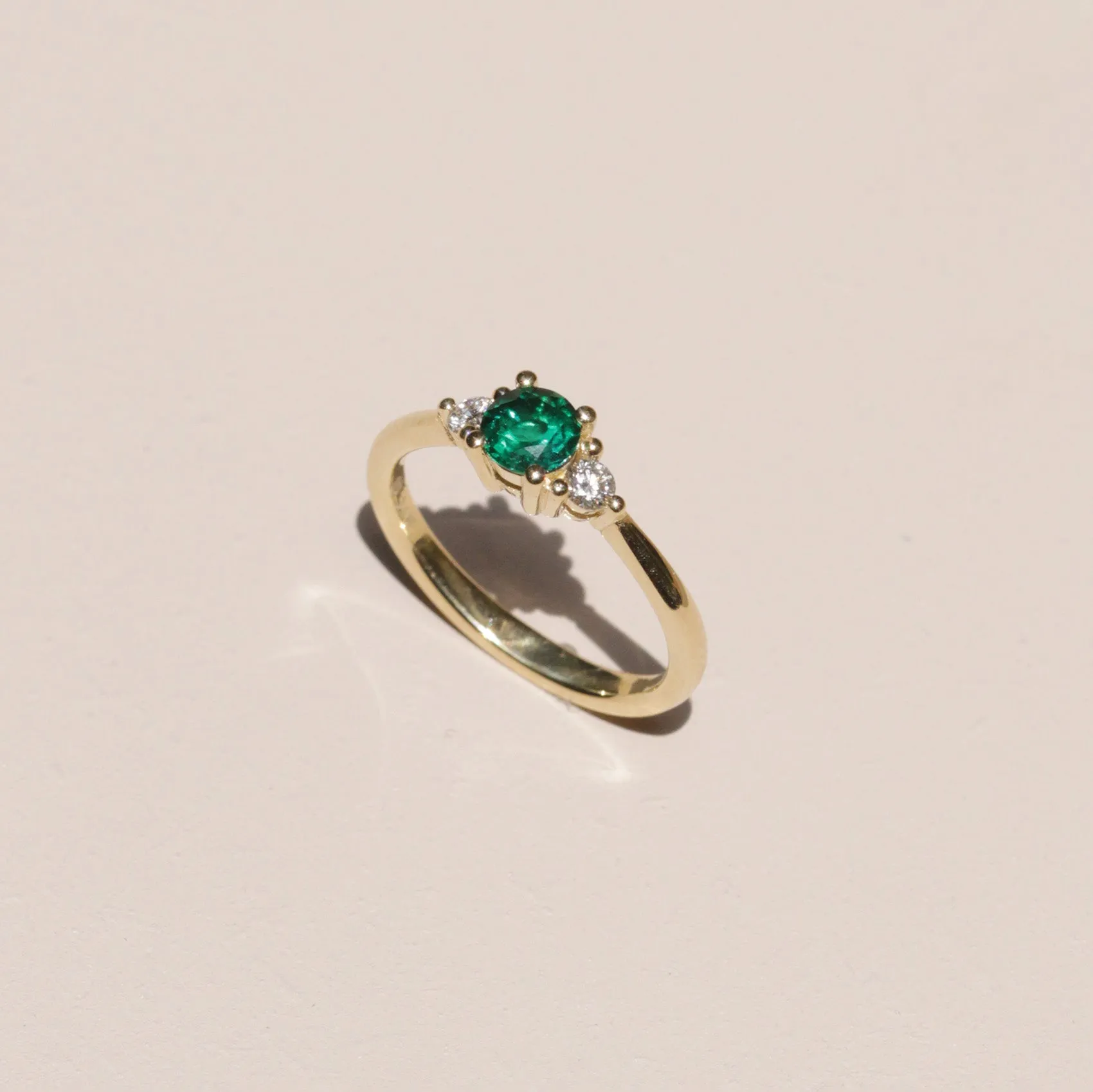 Audrey Gold Ring 4.5mm Emerald & Diamond