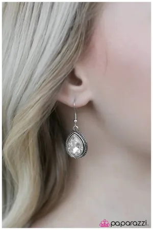 Paparazzi Earring ~ My 15 Minutes Of Fame - White