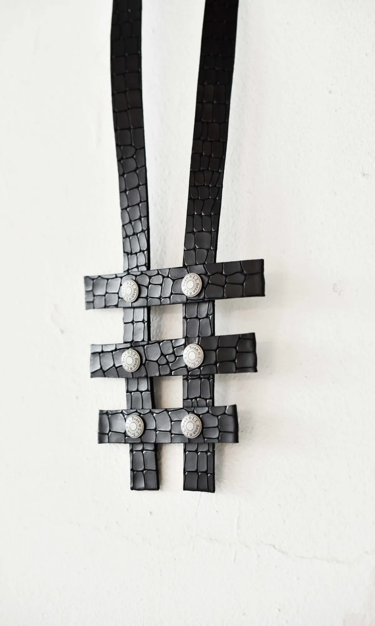 Trendy Leather necklace with crossed ornaments